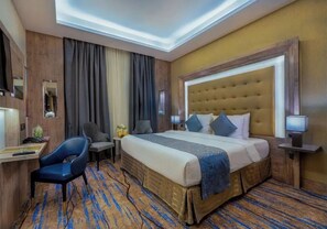 1 quarto, roupas de cama premium, frigobar, escrivaninha