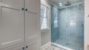 Combined shower/tub, towels