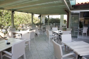 Outdoor dining - Blue Sky Hotel Superior Studio with sea view & pool (Αγία Μαρίνα)