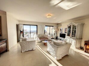 TV - Cannes Stunning 3 BR flat, 50 sqm terrace overlooking Bay Olam Properties (Cannes)