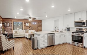 Microwave, oven, stovetop, dishwasher - Cabin Feel In the City (Flagstaff)
