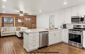 Microwave, oven, stovetop, dishwasher - Cabin Feel In the City (Flagstaff)