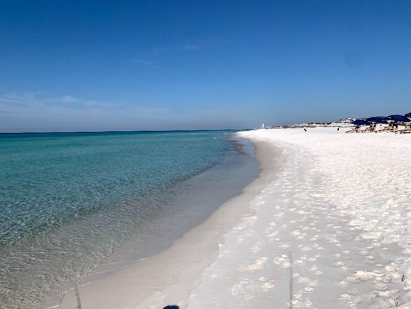Una playa con aguas turquesas cristalinas y arena blanca.