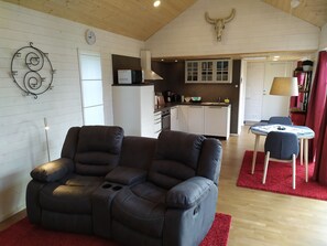 تلفزيون ذكي، مدفأة، مشغل دي في دي، كُتُب