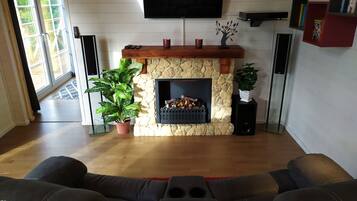 Smart-TV, peis, DVD-spiller og bøker