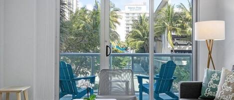 Appart'hôtel, 3 chambres | Coin séjour | Télévision