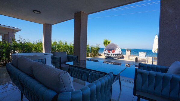 Luxury Pool Suit | Oturma alanı | LCD televizyon 