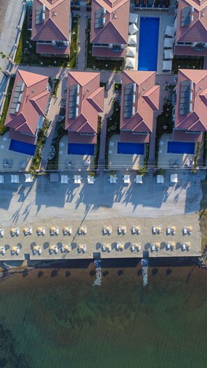 Özel plaj, ücretsiz plaj servisi, ücretsiz plaj kabini, şezlong 