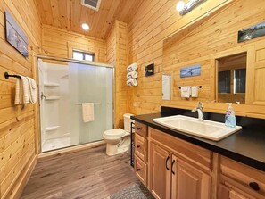 Shower, hair dryer, towels - Two Moons Cabin* 2Br, 2Ba, 34 Miles to YNP (Island Park)