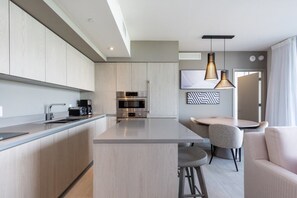 Private kitchen - Hyde Beach House Luxury -resort 3 Bedroom Condo by RedAwning (Hollywood)