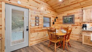 Cabin, 2 phòng ngủ | Khu ăn uống