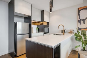 Cafetera y tetera, refrigerador, microondas y horno 