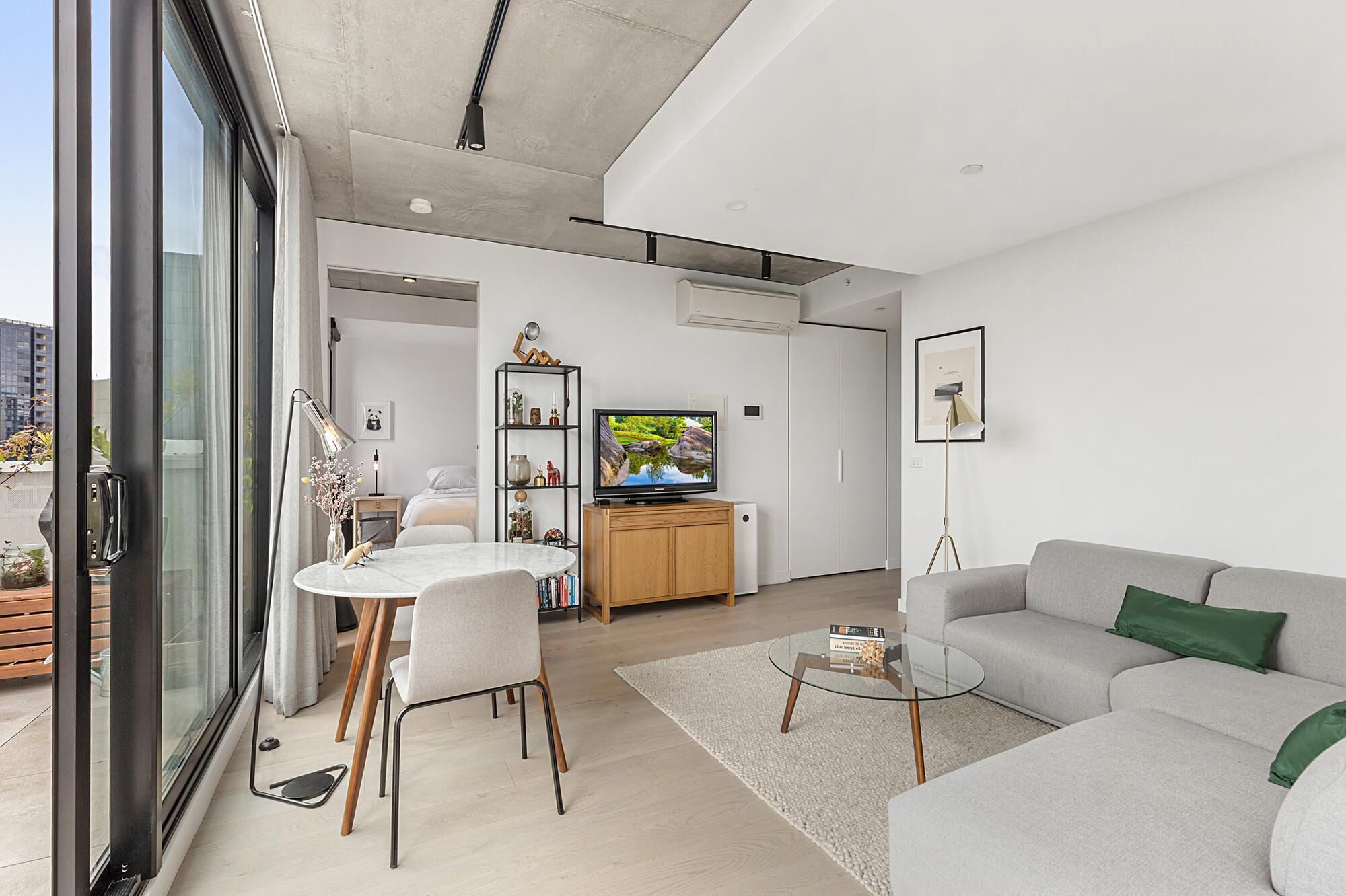 Chic Balcony Unit near University, Markets & Trams