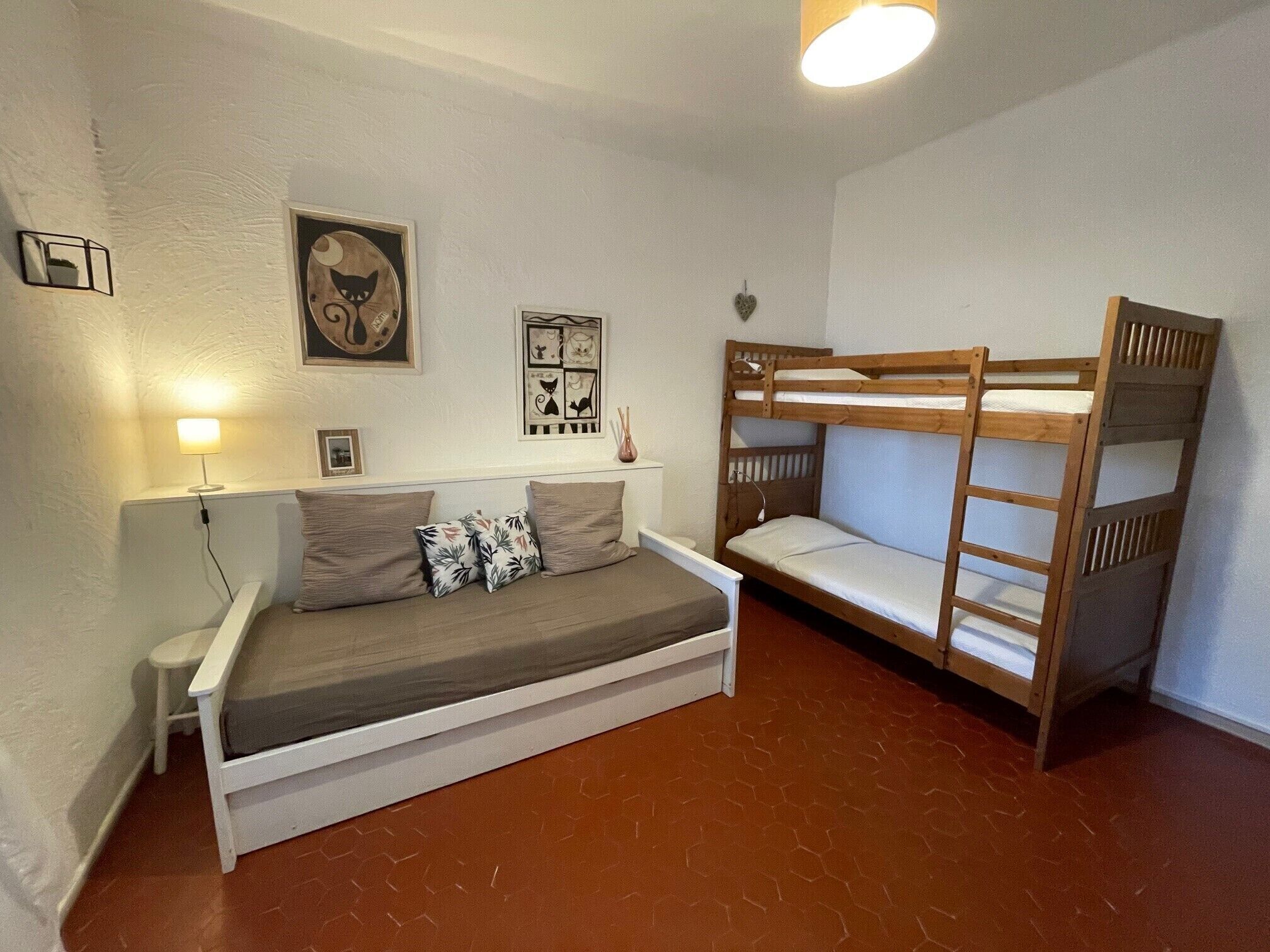 2 bedrooms, iron/ironing board, WiFi (free)