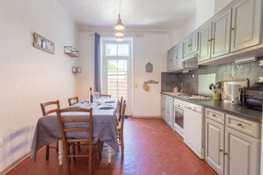 Wasserkocher mit Kaffee-/Teezubehör, Kühlschrank, Mikrowelle, Ofen