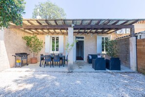 Outdoor dining - Le Mas, Provencal house between sea and vineyards (Hyères)