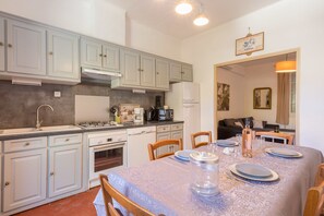 Coffee/tea maker, fridge, microwave, oven
