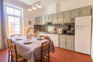 Coffee/tea maker, fridge, microwave, oven