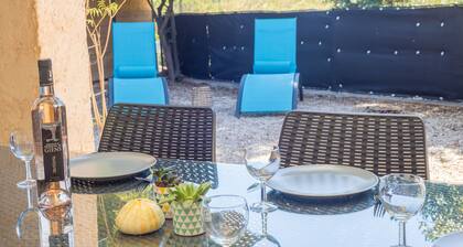 Le Mas, Provencal house between sea and vineyards
