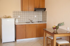 ثلاجة، موقد طهي مسطح، غلّاية كهربائية، مستلزمات طهي/أطباق/أوعية