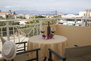 Outdoor dining - Blue Sky Hotel Studio with sea view & pool (Αγία Μαρίνα)
