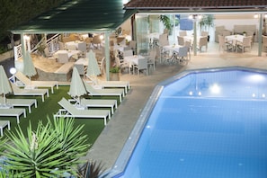 حمّام سباحة خارجي