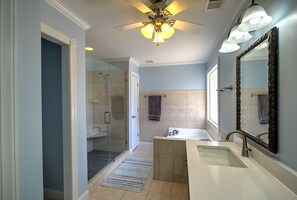 Ensemble douche/baignoire, baignoire à jets, sèche-cheveux