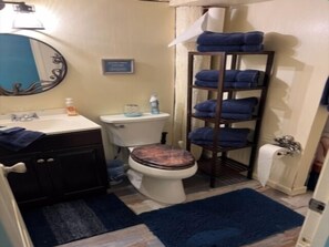 Combined shower/tub, towels - Welcome to DOCKTAILS - direct Bayfront - tropical private island - PRIVATE DOCK (Placida)