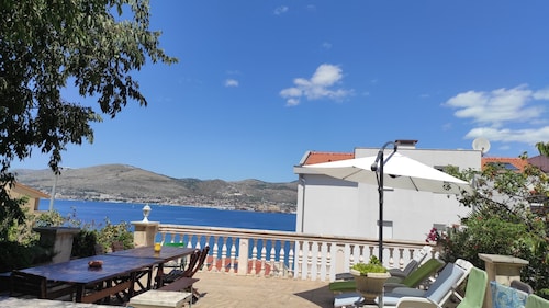 Villa Caroline - Apartment with huge terrace and panoramic sea view of the bay