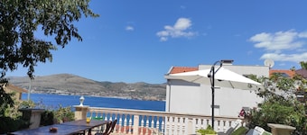 Villa Caroline - Apartment with huge terrace and panoramic sea view of the bay