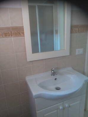 Doccia, asciugacapelli, bidet, carta igienica