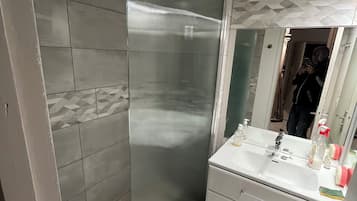 Combined shower/bathtub, hair dryer, towels, soap