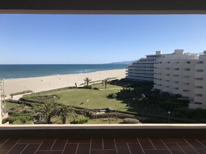A view of a beach with a hotel in the background. - Apartment by the sea; no street to cross. Stunning view, 10 m² terrace (Canet-en-Roussillon)