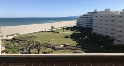 Seafront apartment, no road to cross. Exceptional view, 10 m2 terrace