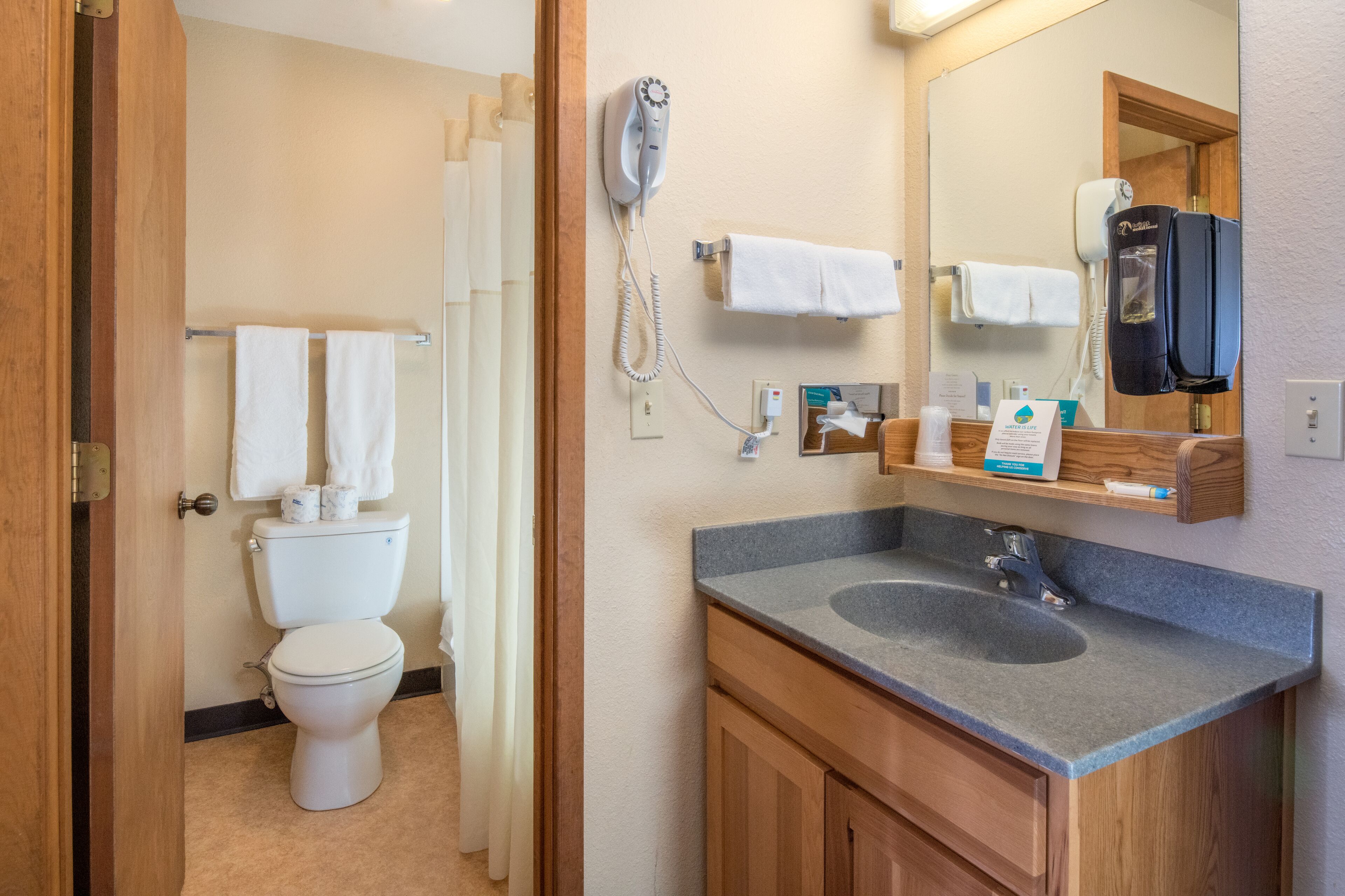 economy room | bathroom | towels