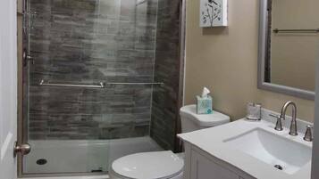 Ensemble douche/baignoire, serviettes fournies, savon, papier toilette