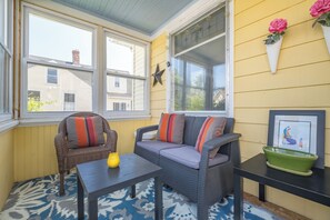 Smart TV, books, printers - Willard Beach Bungalow (South Portland)