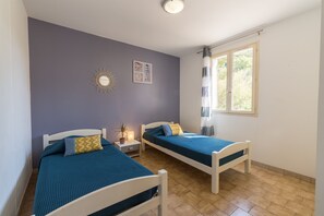 3 bedrooms, iron/ironing board, WiFi (free)