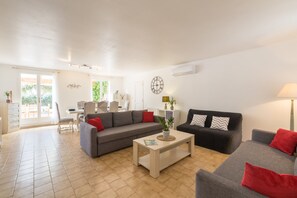 TV - La Grande Auguière, spacious family villa (Hyères)