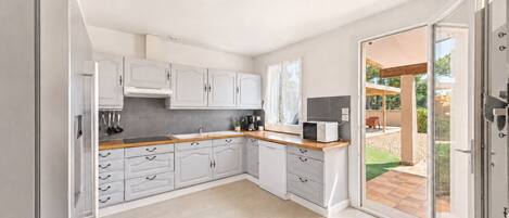 Coffee/tea maker, fridge, microwave, oven