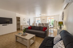 TV - La Grande Auguière, spacious family villa (Hyères)