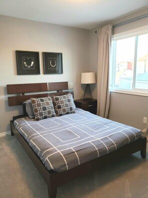 2 bedrooms, desk, iron/ironing board, WiFi - Beautiful Laneway home by WEM with garage & AC (Edmonton)