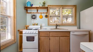Fridge, microwave, oven, stovetop -  Clara's Cottage, On Lake Michigan (Oostburg)