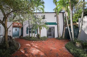 Exterior - Luxury Villa near Siesta - private, heated screened pool (Sarasota)