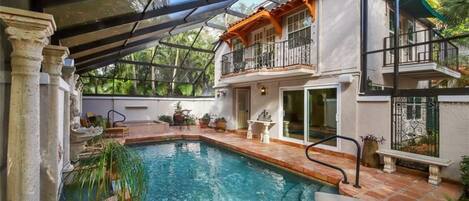 Een buitenzwembad en een verwarmd zwembad