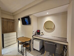 Deluxe Double Room | In-room dining - Lemon Tree Suites Near ATH Airport (Markopoulo Mesogaias)
