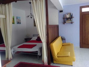1 chambre, fer et planche à repasser, lit de bébé portatif