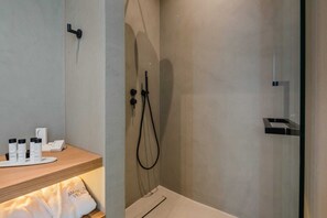 Ducha, secador de pelo y toallas