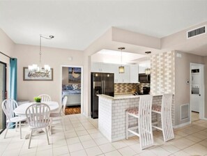 Dining - The Horizon Hideaway • Walk To The Beach! (Jupiter)