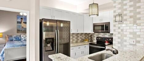 Kylskåp, mikrovågsugn, ugn och spishäll